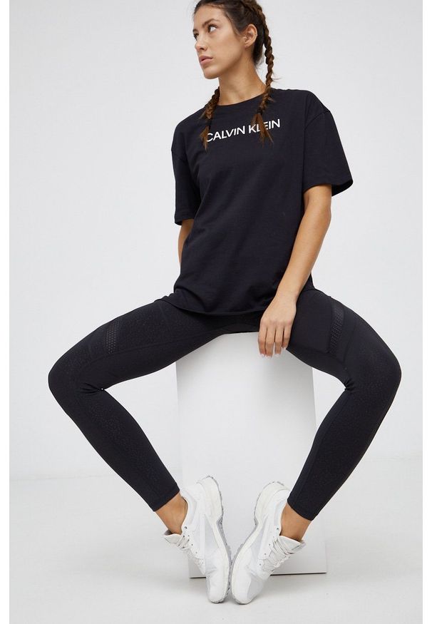 Calvin Klein Performance - T-shirt. Kolor: czarny. Materiał: materiał, dzianina. Długość: długie. Wzór: nadruk