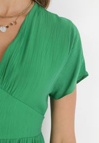 Born2be - Zielona Sukienka Szmizjerka Mini z Falbanką i Ozdobnymi Guzikami Nenka. Okazja: na co dzień. Kolor: zielony. Materiał: tkanina. Typ sukienki: szmizjerki. Styl: casual. Długość: mini #2