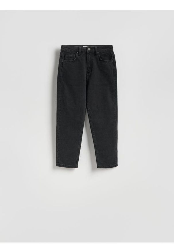 Reserved - Jeansy mom fit z krótszą nogawką - czarny. Kolor: czarny. Długość: krótkie