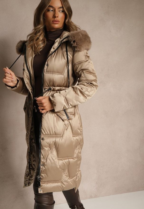 Renee - Ciemnobeżowa Długa Kurtka z Pikowanymi Przeszyciami i Kapturem Ściągana w Talii Galeatia. Okazja: na co dzień, na spacer. Kolor: brązowy. Materiał: futro, jeans, poliester. Długość: długie. Styl: elegancki, casual