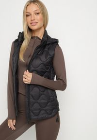 Born2be - Czarna Kamizelka z Odpinanym Kapturem Ozdobiona Pikowaniem Cirisse. Okazja: na co dzień, na spacer. Kolor: czarny. Materiał: jeans. Wzór: aplikacja. Styl: klasyczny, casual, elegancki