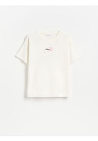 Reserved - T-shirt z nadrukiem na plecach - złamana biel. Materiał: bawełna. Wzór: nadruk #1