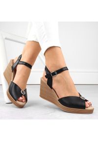 Skórzane sandały damskie na koturnie z ozdobą czarne Filippo DS6026. Kolor: czarny. Materiał: skóra. Wzór: aplikacja. Obcas: na koturnie