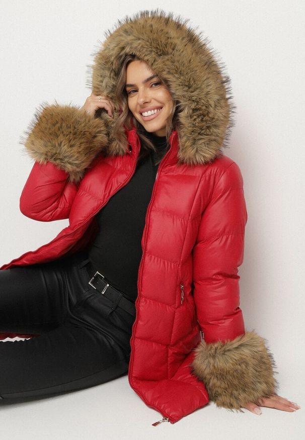Born2be - Czerwona Pikowana Kurtka z Paskiem i Kapturem Zdobiona Futerkiem Olunelia. Okazja: na co dzień. Kolor: czerwony. Materiał: futro. Wzór: aplikacja. Styl: klasyczny, casual, elegancki