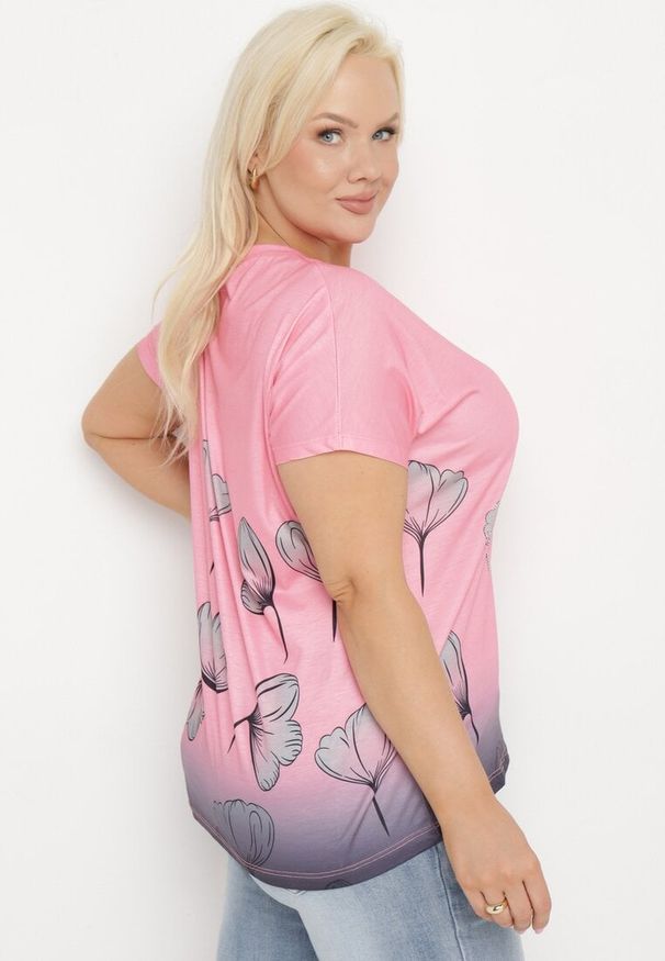 Born2be - Różowy T-shirt z Krótkim Rękawem Ozdobiony Cyrkoniami Flovilla. Okazja: na co dzień, do pracy, na spotkanie biznesowe. Kolor: różowy. Materiał: jeans. Długość rękawa: krótki rękaw. Długość: krótkie. Wzór: aplikacja. Styl: casual, biznesowy, elegancki