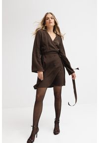 SUKIENKA DARIA CZEKOLADOWA L - Flawless. Okazja: na co dzień. Typ kołnierza: dekolt w kształcie V. Kolor: brązowy. Materiał: wiskoza, materiał. Typ sukienki: kopertowe. Styl: casual, elegancki. Długość: mini