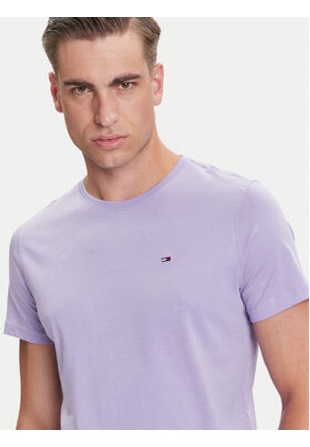 Tommy Jeans T-Shirt DM0DM04411 Fioletowy Slim Fit. Kolor: fioletowy. Materiał: bawełna