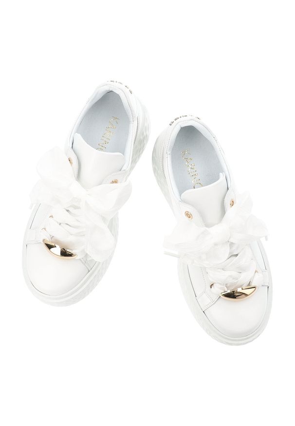 Sneakersy damskie Karino, cholewka ze skóry naturalnej licowej wiązanie z przodu szeroką wstążką metalowe detale zabudowany przód na grubszej podeszw. Kolor: biały. Materiał: skóra. Szerokość cholewki: normalna