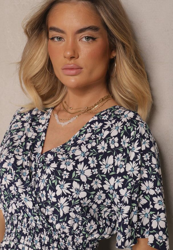 Renee - Granatowa Sukienka Rozkloszowana o Kopertowym Kroju w Kwiatowy Print Borriz. Okazja: na co dzień. Kolor: niebieski. Materiał: materiał. Wzór: kwiaty, nadruk. Sezon: lato, wiosna. Typ sukienki: kopertowe. Styl: casual, elegancki