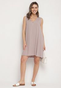 Born2be - Jasnoszara Rozkloszowana Sukienka z Bawełny z Ozdobnymi Guzikami Folusae. Okazja: na co dzień. Typ kołnierza: dekolt w serek. Kolor: szary. Materiał: bawełna. Sezon: wiosna, lato. Typ sukienki: proste. Styl: klasyczny, casual, elegancki #5
