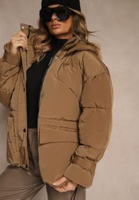 Renee - Brązowa Oversizowa Kurtka z Kapturem i Pikowanymi Przeszyciami Unavella. Okazja: na co dzień. Typ kołnierza: kaptur. Kolor: brązowy. Materiał: jeans. Styl: casual #4