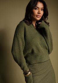 Renee - Zielony Krótki Sweter z Trójkątnym Dekoltem Ozdobiony Kołnierzykiem Savalin. Okazja: na co dzień. Kolor: zielony. Materiał: bawełna, jeans, skóra. Długość: krótkie. Wzór: aplikacja. Styl: elegancki, casual #3