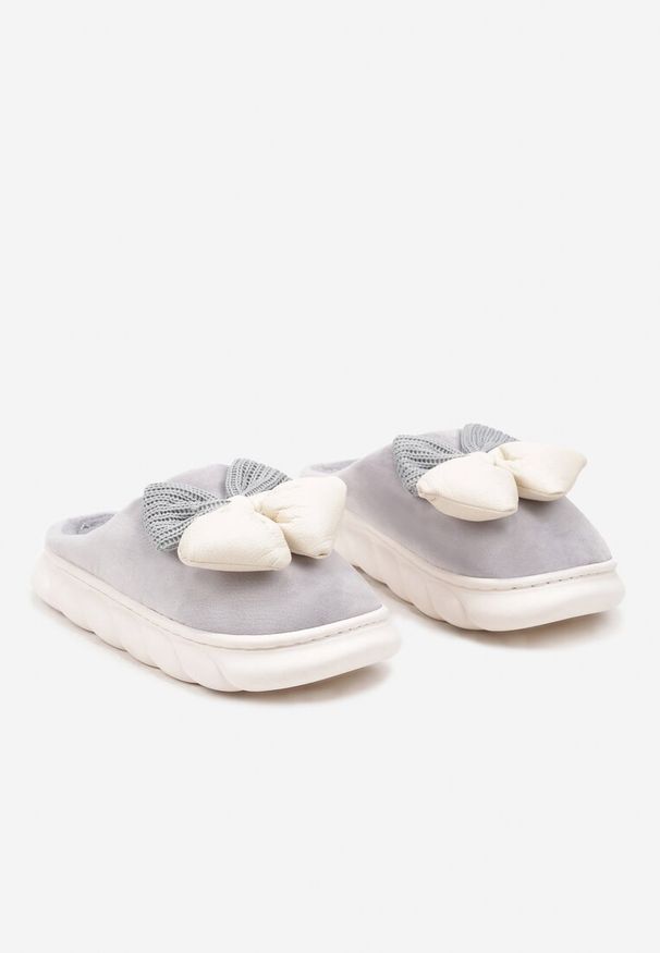 Born2be - Szare Płaskie Kapcie z Futerkiem Ozdobione Kokardą Dezitha. Okazja: na imprezę, do domu. Nosek buta: okrągły. Kolor: szary. Materiał: futro. Wzór: aplikacja. Obcas: na obcasie. Styl: elegancki. Wysokość obcasa: niski