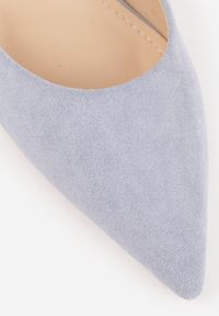 Renee - Niebieskie Czółenka Vices z Ekozamszu na Klepsydrowym Obcasie Ezrival. Okazja: na co dzień. Nosek buta: szpiczasty. Zapięcie: pasek. Kolor: niebieski. Materiał: jeans, materiał, zamsz. Obcas: na obcasie. Styl: casual. Wysokość obcasa: średni #6