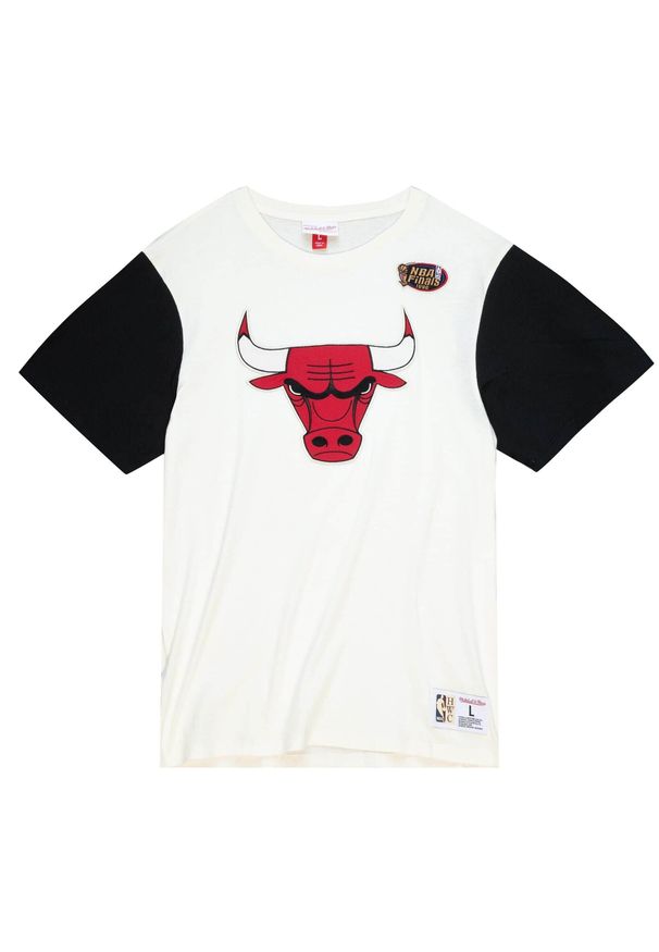 Mitchell & Ness - T-shirt z kolorowymi wstawkami Chicago Bulls 2021/22. Kolor: czerwony, beżowy, wielokolorowy. Wzór: kolorowy. Sport: koszykówka