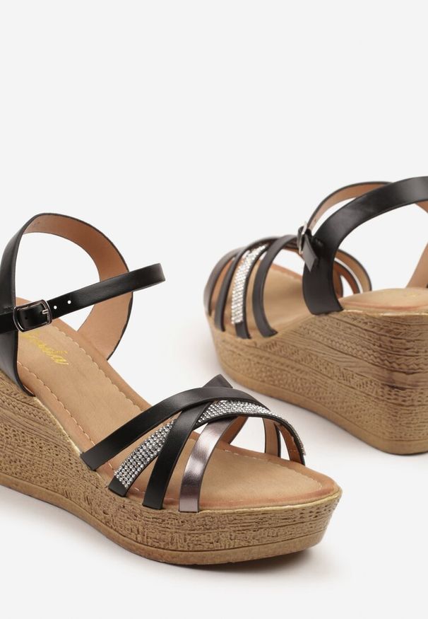 Renee - Czarne Sandały na Koturnie z Cyrkoniowymi Paskami Clevria. Okazja: na co dzień, na imprezę. Zapięcie: pasek. Kolor: czarny. Obcas: na koturnie. Styl: elegancki, casual