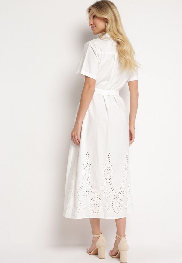 Born2be - Biała Ażurowa Sukienka z Bawełny Zapinana na Guziki z Materiałowym Paskiem Dimosa. Kolor: biały. Materiał: bawełna, materiał. Długość rękawa: krótki rękaw. Wzór: ażurowy. Styl: boho