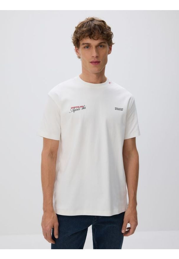 Reserved - T-shirt comfort z nadrukiem - złamana biel. Materiał: dzianina, bawełna. Wzór: nadruk