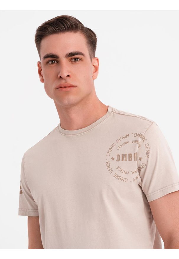 Ombre Clothing - Męska bawełniana koszulka z nadrukiem w militarnym stylu – beżowa V1 - Rozmiar: L. Okazja: na co dzień. Kolor: beżowy. Materiał: bawełna. Wzór: moro, nadruk. Styl: militarny