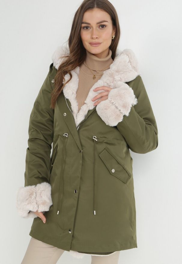 Born2be - Ciemnozielona Kurtka Parka z Futerkiem Koni. Kolor: zielony. Materiał: futro. Sezon: zima, jesień