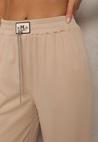 Renee - Beżowe Spodnie High Waist o Luźnym Fasonie z Łańcuszkiem przy Pasie Ustar. Okazja: na co dzień, do pracy. Stan: podwyższony. Kolor: beżowy. Długość: długie. Styl: casual #5