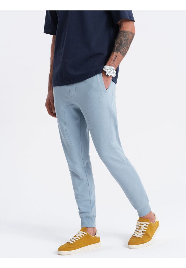 Ombre Clothing - Męskie spodnie dresowe typu jogger - niebieskie V7. Okazja: na co dzień. Kolor: niebieski. Materiał: dresówka. Wzór: aplikacja. Styl: casual