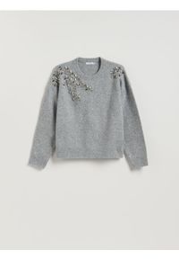 Reserved - Sweter z ozdobnymi aplikacjami - jasnoszary. Kolor: szary. Materiał: wełna, dzianina. Wzór: aplikacja #1