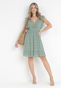 Born2be - Zielona Sukienka Mini z Wiskozy z Gumką w Talii i Falbankami Matthes. Typ kołnierza: kołnierz z falbankami. Kolor: zielony. Materiał: wiskoza. Długość rękawa: bez rękawów. Typ sukienki: kopertowe. Długość: mini #3