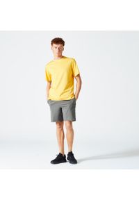 DOMYOS - Spodenki fitness męskie Domyos 500 Essentials. Kolor: zielony, wielokolorowy, brązowy. Materiał: włókno, materiał, bawełna. Wzór: ze splotem. Sport: fitness