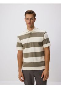 Reserved - Koszulka polo comfort w paski - oliwkowy. Typ kołnierza: polo. Kolor: oliwkowy. Materiał: bawełna, dzianina. Wzór: paski