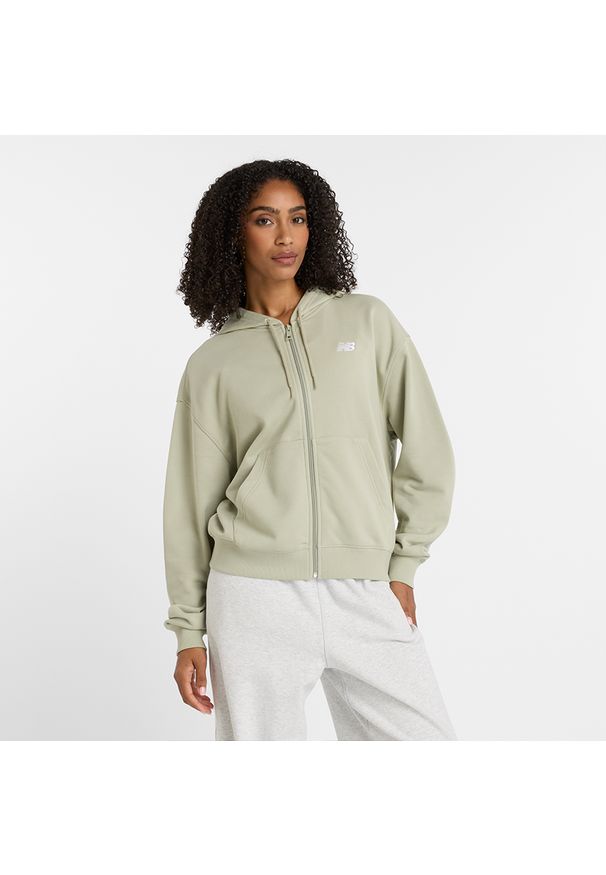 Bluza damska New Balance WJ41501OVN – zielona. Okazja: na co dzień. Typ kołnierza: kaptur. Kolor: zielony. Materiał: prążkowany, dresówka, bawełna, materiał, poliester. Wzór: ze splotem. Styl: klasyczny, casual