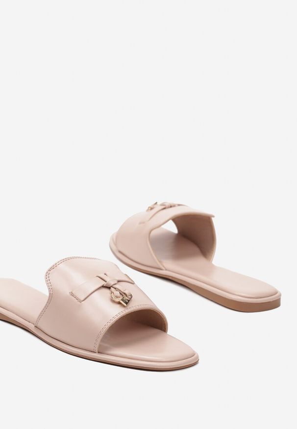 Renee - Beżowe Klapki ze Złotymi Zawieszkami Quaria. Okazja: na co dzień. Nosek buta: otwarty. Kolor: beżowy. Materiał: len, materiał. Sezon: lato. Obcas: na obcasie. Styl: casual, elegancki. Wysokość obcasa: niski