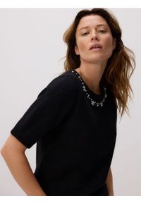 Reserved - Sweter z ozdobną aplikacją - czarny. Kolor: czarny. Materiał: dzianina, wełna. Wzór: aplikacja #1