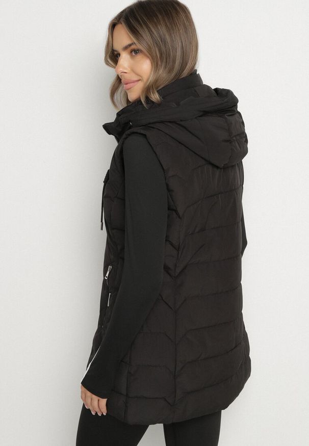 Born2be - Czarna Przejściowa Kamizelka o Taliowanym Kroju z Kapturem Olendra. Okazja: na spacer, na co dzień. Typ kołnierza: kaptur. Kolor: czarny. Materiał: jeans, poliester. Styl: casual, klasyczny, sportowy