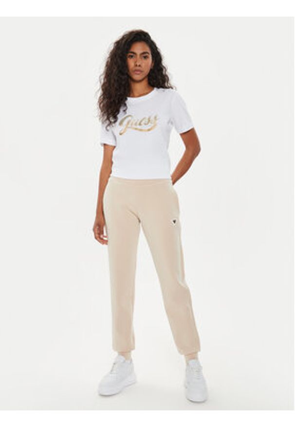 Guess Spodnie dresowe V4YB08 KCAY2 Beżowy Regular Fit. Kolor: beżowy. Materiał: syntetyk
