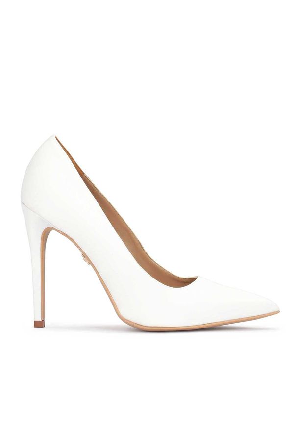 Kazar - Białe eleganckie szpilki z tkaniny dla Panny Młodej. Okazja: na ślub cywilny, na wesele. Kolor: biały. Materiał: tkanina. Szerokość cholewki: normalna. Obcas: na szpilce. Styl: elegancki, młodzieżowy. Wysokość obcasa: średni