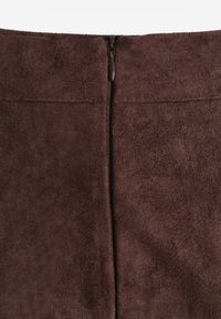 Renee - Brązowa Gładka Spódnica z Imitacji Zamszu o Rozkloszowanym Kroju Nettia. Kolor: brązowy. Materiał: zamsz. Wzór: gładki #2