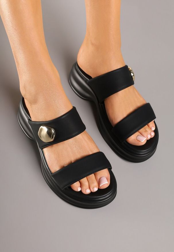 Renee - Czarne Klapki na Platformie z Metalowym Detalem Lililessa. Kolor: czarny. Obcas: na platformie. Styl: elegancki