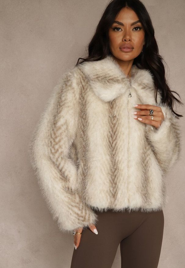 Renee - Jasnobeżowa Klasyczna Kurtka Futerko z Zapięciem na Zamek Błyskawiczny Tuswella. Kolor: beżowy. Materiał: futro. Styl: klasyczny