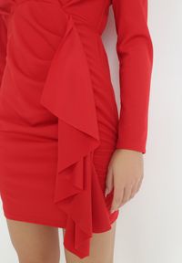 Born2be - Czerwona Sukienka Kopertowa z Falbankami Kissoc. Typ kołnierza: kołnierz z falbankami. Kolor: czerwony. Typ sukienki: kopertowe. Styl: klasyczny. Długość: mini #6