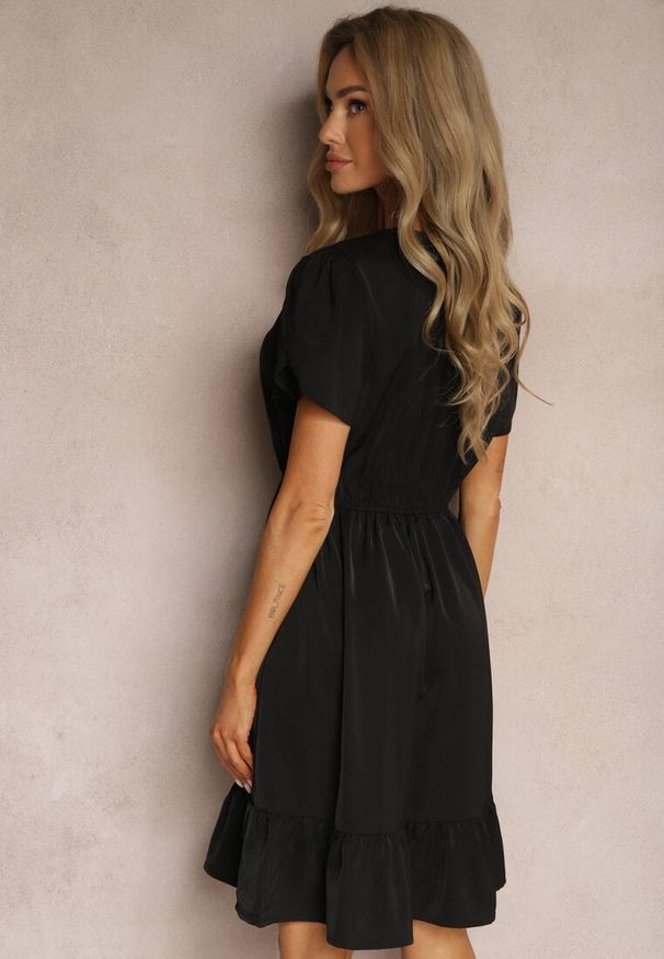 Renee - Czarna Sukienka z Gumką w Talii i Falbankami o Rozkloszowanym Fasonie Xelimia. Okazja: na co dzień. Typ kołnierza: kołnierz z falbankami. Kolor: czarny. Typ sukienki: rozkloszowane, proste. Styl: casual