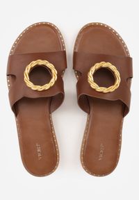 Born2be - Brązowe Klapki VICES Ozdobione Metaliczną Klamrą i Wycięciami Zarinlisa. Okazja: na co dzień, do pracy. Kolor: brązowy. Materiał: jeans, len. Wzór: aplikacja. Styl: casual, klasyczny, elegancki #4