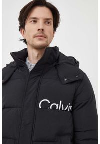 Calvin Klein Jeans kurtka męska kolor czarny zimowa. Kolor: czarny. Materiał: włókno, materiał. Wzór: nadruk. Sezon: zima #4