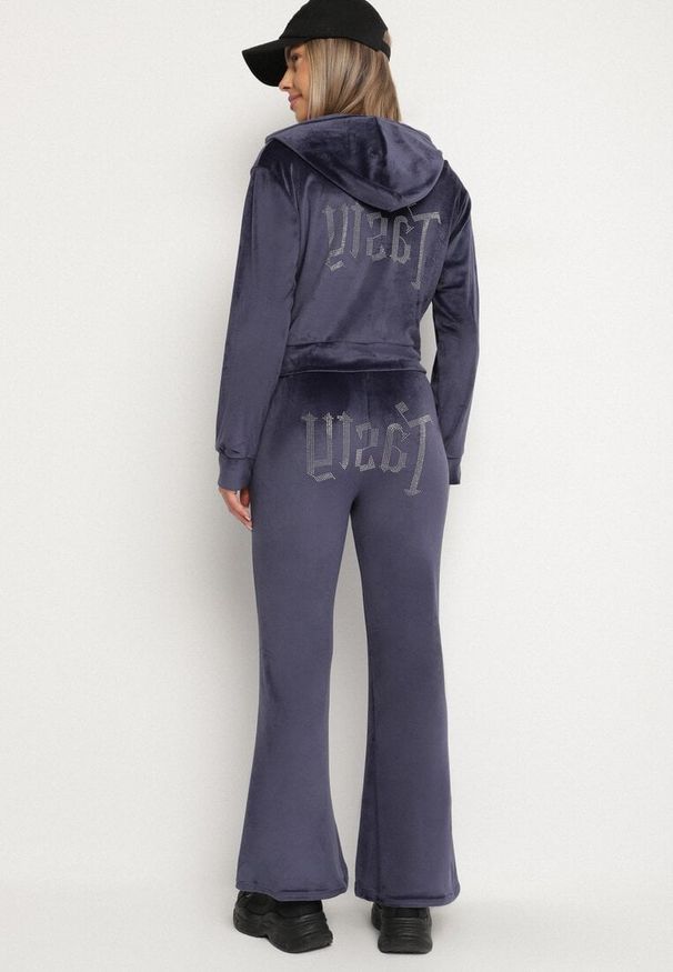 Born2be - Granatowy Welurowy Komplet Dresowy z Cyrkoniową Aplikacją Bluza i Spodnie Mitene. Kolor: niebieski. Materiał: welur, dresówka. Wzór: aplikacja. Sport: turystyka piesza