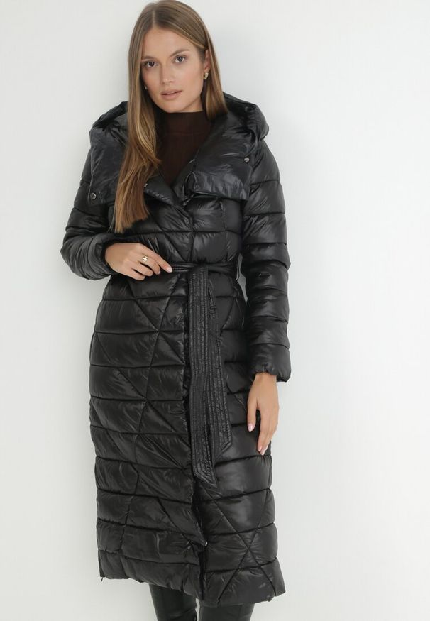 Born2be - Czarna Kurtka za Kolano z Wiązanym Paskiem i Kapturem Chlyrie. Kolor: czarny. Materiał: materiał. Długość: długie. Sezon: zima, jesień