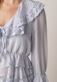 Born2be - Niebieska Wiskozowa Bluzka w Rustykalnym Stylu z Koronką Falbanami i Wiązaniami Elleflona. Okazja: na co dzień. Kolor: niebieski. Materiał: wiskoza, koronka. Wzór: koronka. Styl: casual #2