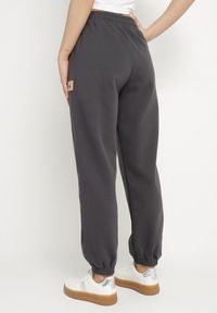 Born2be - Ciemnoszare Bawełniane Spodnie Dresowe o Kroju Jogger Falorwena. Okazja: na co dzień. Kolor: szary. Materiał: bawełna, dresówka. Styl: klasyczny, casual #5
