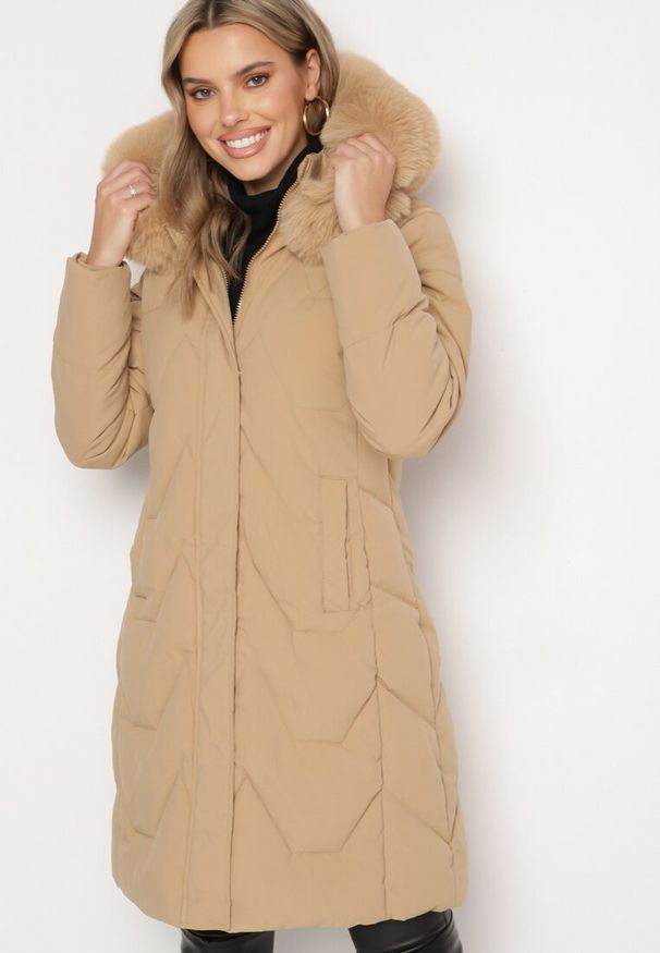 Born2be - Beżowa Kurtka Pikowana o Długim Fasonie z Kapturem i Futrem Vertizola. Okazja: na co dzień, na spacer. Typ kołnierza: kaptur. Kolor: beżowy. Materiał: futro. Długość: długie. Styl: casual, elegancki