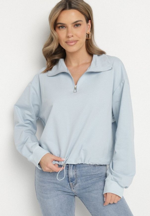 Born2be - Niebieska Bluza z Kołnierzykiem z Suwakiem i Ściągaczem u Dołu Alanidra. Okazja: na co dzień. Kolor: niebieski. Materiał: jeans. Długość rękawa: długi rękaw. Długość: długie. Styl: elegancki, casual