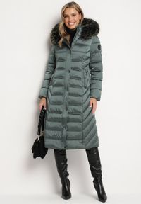 Born2be - Zielona Pikowana Kurtka Zimowa o Długim Kroju z Odpinanym Kapturem z Futrem Mintoria. Okazja: na co dzień. Kolor: zielony. Materiał: futro. Długość: długie. Sezon: zima. Styl: casual, elegancki #4